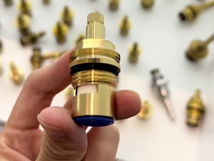 今天给大家介绍我们家三角阀的“小心脏”,NSF61认证的陶瓷阀芯 #角阀 #阀芯 #装修 #五金配件