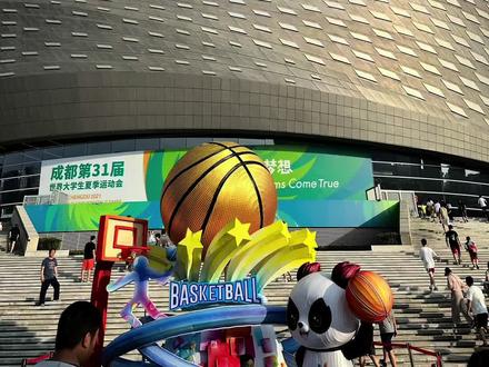 #大运会男篮 #篮球🏀 #比赛现场 比赛非常精彩直到最后10秒才分出胜负,美国篮球的统治地位岌岌可危,这12号真是帅气,一波操作,然后顶着防守后撤三分,快把教练气炸,凤凰山氛围真的很好,顶级体验