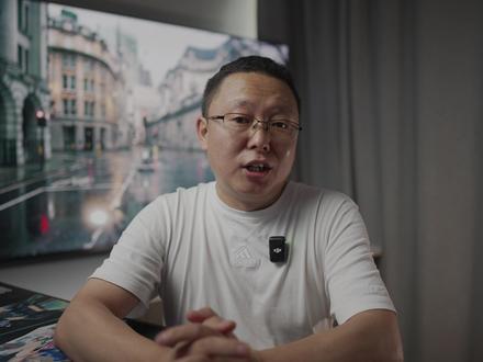 【NAS劝退指南】“叠瓦盘SMR”到底有多坑?血泪教训告诉你 “SMR叠瓦盘是NAS杀手!” 这句话您是不是已经听出茧子了?每次想组建或升级NAS,总有人跳出来警告:“千万别用SMR硬盘!” 仿佛SMR就是数据世界的洪水猛兽。但SMR到底是什么?它和CMR(垂直盘)究竟有何区别?为什么一个以“大容量、高性价比”著称的技术,却在NAS领域声名狼藉?
本期视频,我们将用最通俗易懂的“图书馆比喻”,为您彻底揭开SMR和CMR的神秘面纱。您将了解到:
SMR的“省空间”黑魔法: 为什么SMR硬盘能做到更大容量、更低价格?它的“叠瓦”设计是如何在物理层面改变数据存储方式的。
“NAS杀手”的罪魁祸首: 深入剖析SMR致命的“读-改-写”写入机制。我们将生动展示,为何在文件同步、PT下载、虚拟机运行,尤其是最关键的RAID阵列重建时,SMR的性能会发生“断崖式下跌”,带来漫长的等待甚至数据丢失的风险。
SMR的“缓兵之计”: 缓存区真的能拯救SMR吗?我们将揭示这个“自救”机制的真相,告诉您为何它在NAS高强度写入的场景下只是杯水车薪。
火眼金睛辨别SMR/CMR: 结合“矿难”时期的血泪教训,教您几招实用的辨别方法,如何通过官网、型号和价格,精准识别硬盘类型,避免踩坑。我们还会点名那些值得信赖的CMR硬盘型号,让您的选购之路清晰明了。
为SMR正名: SMR硬盘并非一无是处。视频最后,我们将客观分析它真正适合的应用场景,如冷数据归档和影音资料存储,帮您物尽其用。
看完这期视频,您将彻底告别对硬盘术语的困惑,成为一个真正懂盘、会选盘的NAS玩家。别再为了几百块的差价,给未来的自己埋下性能和数据安全的巨大隐患。准备好升级您的硬盘知识库了吗?点开视频,一探究竟#NAS硬盘 ,#私有云 , #家庭NAS选购 #西部数据 , #希捷 东芝