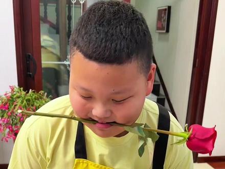 情人节都收到礼物了吗?其实情人节并不是去找一个情人,而是做一个有情的人,对天地有敬畏之情,对苍生有悲悯之情,对长辈有孝顺之情,对幼小有怜爱之情!#上热门 #民间手艺 #年夜饭要有仪式感 #仪式感 #抖加小助手