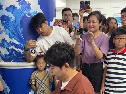 朗朗在中山广场地铁站 偶遇#钢琴演奏 弹的真不错