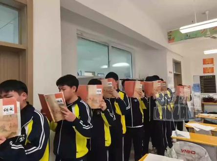 老师推出电子宠物养成激励机制。学生为不让自己的电子宠物“饿死”。“找我背课文的人从这里排到了法国”。网友:果然,人最怕的就是有“牵挂”啊!#老师 #电子宠物 #背课文 #精选主播说