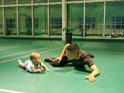 低姿匍匐,结合动作讲解要领。