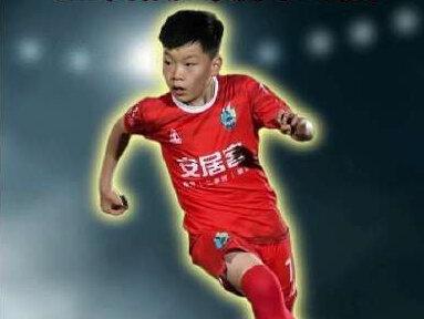从中国足球小将的前场双子星,到西班牙留洋的落魄少年,再到圣诞前夕的惊艳爆发,吕孟洋的故事,从来不是天赋铺就的坦途,而是以坚守为墨、血汗为笺写就的不朽史诗#足球#中国足球小将#董路#邝兆镭#吕孟洋
