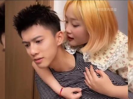 突然叫男友哥哥破防了,盘点一声哥哥的冲击力。#这谁顶得住啊 #情侣 #直击哥哥的心脏 #甜甜的恋爱 #搞笑