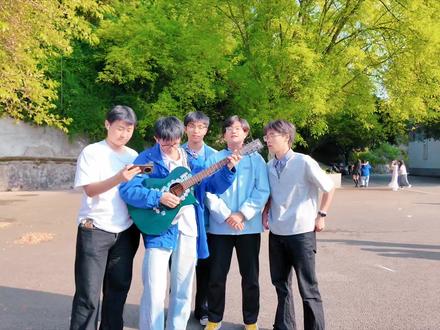 拍毕业照的偶然邂逅,操场响起熟悉的《老男孩》。少年嗓音清澈,唱尽青涩岁月,原来青春最动人的,永远是不期而遇的温柔与遗憾。#这大概就是青春的样子 #青春校园 #学生时代 #毕业季 @妙妙子