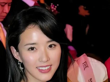 颜丹晨,1978年3月9日出生于湖南省湘潭市,是中国内地女演员、国家一级演员,北京国际儿童电影展组委会主席。她毕业于北京电影学院,1997年凭借电影处女作《背起爸爸上学》获得第8届中国电影童牛奖优秀成人演员奖,同年又因青春剧情片《花季•雨季》获得第4届中国电影华表奖最佳新人奖。2005年,颜丹晨在古装神话剧《宝莲灯》中饰演嫦娥,该剧收视率颇高,她饰演的嫦娥深入人心,被观众亲切地称为“最美嫦娥”此后,她参演了《勇士之城》《浪花淘尽》等多部影视作品。2008年,她凭借民族电影《遥远的诺邓》获得第12届中国电影表演艺术学会金凤凰奖。近年来,颜丹晨依然活跃在荧屏上,2022年领衔主演的电视剧《青山不墨》在央视一套播出,展现了其作为实力派演员的魅力。