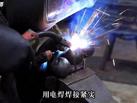 没人要的铁球,小伙却把它当成宝,一番打造价值连城竟成了抢手货 #制作过程 #手艺人 #手艺人 #手工diy #匠心匠人 #手工锻打 #焊接技术