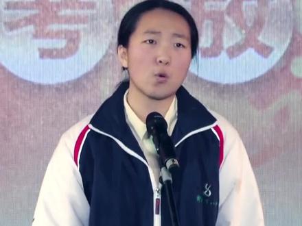 高考百日冲刺誓师大会,女孩脱稿激情演讲燃爆全场。“去肆意地飞,去浮舟沧海,立马昆仑”