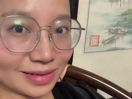 命里缺金,不是说你戴个金项链就可以了,金是杀伐果断的意思,缺金缺的是杀伐之气。杀伐之气可以通过足球篮球这种有身体对抗的运动培养。
缺水缺的是看透事物本质的能力,可以多读读历史书。缺木缺的是毅力,条件允许,尝试一下马拉松。缺土是情绪不容易控制,可以多练练太极拳。
缺火缺的是热情与行动力,容易想法多但拖延、做事三分钟热度。可以多参加辩论或演讲,培养快速反应和情绪感染的能力。
#九紫高照#好运