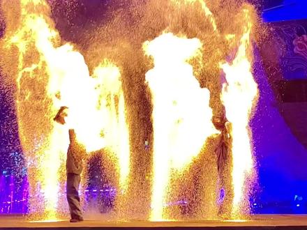 万岁山武侠城一日游超详细攻略 万岁山武侠城是一个充满武侠气息的主题公园,融合了宋文化和武侠文化,为游客提供了丰富的游玩体验。以下是一份详细的一日游攻略,帮助您更好地规划行程。
### 游玩前准备
1. **门票预订**:建议提前在网上购买门票,80元四票通用,有效期3天哦,现在全国的大学生凭学生证免费入园
2. **餐饮与饮水**:园内提供与外界相同价格的水和食物,无需自带。洗手间旁的饮水机方便游客随时补充水分。
3. **交通方式**:公共交通非常便利,乘坐公交车或地铁可直达景区门口。同时,景区周边也有丰富的出租汽车资源,方便快捷。
### 游玩路线及推荐项目
#### 上午
1. **10.30 进入景区**:从南大门进入,首先可以看城北枪声。
2. **11:30 十字坡**:欣赏实景打斗表演,适合小朋友观看。
3. **12:00 午餐**:在景区内的餐馆品尝当地特色美食,如河南烩面,价格良心且味道正宗。
#### 下午
1. **13:00 三打祝家庄**:在城寨沙场观看震撼的马术表演和攻城战,实景真的很震撼。
2. **14:00左右嬉猴 表演**:在快活林观看小猴投篮球和骑自行车等趣味表演。
3. **15:00左右 侠女飞天与宋都鼓韵**:在神舟广场欣赏古装俊男美女的舞蹈和鼓韵表演。
4. **16:00左右 水上飞人**:不容错过的水上表演,体验武侠世界的刺激与精彩。
#### 傍晚
1. **17:00 王婆说媒**:在魔力广场观看互动性强的表演,感受传统民俗的魅力。
2. **18:30 仙侠奇缘**:在仙侠区欣赏古装俊男美女的舞蹈表演,还有孙悟空吊威亚的惊险场面。
3. **20:30 打铁花**:提前占位,欣赏震撼的视觉盛宴,这是万岁山武侠城的必看节目。
### 实用Tips
1. **早点出发**:景区很大,有很多有趣的活动需要排队参与,早点出发可以节省时间。
2. **带上相机或手机**:记录美好瞬间,留下难忘的回忆。
3. **住宿推荐**:如果打算在这里住一晚,可以选择住在距离景区较近的地方,步行即可抵达。#万岁山武侠城 #开封旅游攻略 #万岁山一日游 #古城旅游推荐 #开封美食