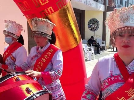 温州傅氏泰顺宴席开32桌,九层糕什锦大杂烩红烧肉带浓浓的泰顺风味,波龙螃蟹海螺等海鲜硬菜的做法更是美味独特,此情此景令人心动#泰顺 #抖音美食推荐官 #农村酒席 #家族聚会 #港探号 @胖哥阿里