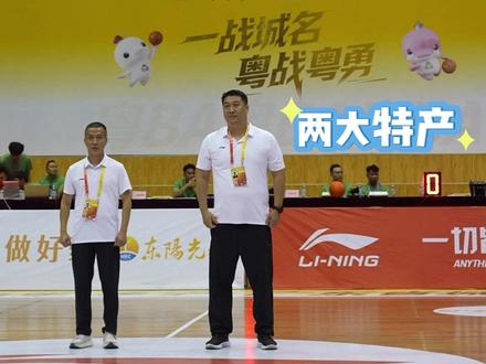 3月22日晚,2026年广东省城市篮球联赛湛江队在湛江市体育中心体育馆主场迎战茂名。比赛中场休息时,双方互赠礼物,共叙情谊。(视频/记者陈振园 廖世超 编辑/任博 审核/肖胜权 李亚强)#粤BA #互赠礼物 #湛江 #茂名