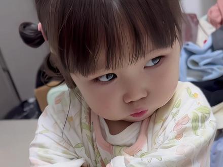 家里有一个爱吃醋的爸宝女是一种什么样的体验~爸爸给妈妈买礼物,娜娜子气到缩成一团~这下好了,都有礼物啦#爸宝女 #女儿奴 #骗你生女儿 #萌娃娃 #人类幼崽