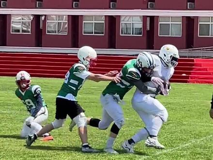 祖先,您关注的主播更新了!这些小伙子也就15/6吧,打得真好!我17岁刚获得人生第一个橄榄球,还是个假的。。。@CSAA CLUB 老板,来晚了。#美式橄榄球 #比赛现场 #vlog #国际学校 #抖音百分大战