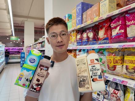 在马来西亚怎么买牛奶?从口味到营养一篇看懂 #马来西亚生活 #马来西亚夏令营 【1】调味牛奶,就是快乐肥宅水
有各种口味,包括草莓、香蕉、巧克力等。这类牛奶属于加工牛奶,为了味道更好喝,添加香精(flavoring)和糖分。
如果只是想补充钙和蛋白质,这类不是首选,糖分可能反而摄入超标。
【2】纯鲜奶:大自然的原厂配置
看成分只写了"Fresh Milk",是新鲜挤出来的牛奶,经过了消毒杀菌之后密封包装。保留更多的营养。含有丰富的A1和A2蛋白质。
【3】A2 Organic Milk
有一部分人喝完普通牛奶会出现腹胀、肠胃不适,这可能是 A1 蛋白导致的。
可以试试这款只含A2 protein的牛奶,还是澳洲进口,安全标准较高。
【3】无乳糖牛奶:肠道友好型
乳糖也是导致消化不良的原因之一。
在牛奶里添加了【乳糖酶】,就可以将乳糖分解为可以被消化的【半乳糖】和【葡萄糖】。如果你喝的牛奶30分钟左右就要跑厕所的话,可以试试这一款。
【4】最健康的牛奶是EPA DHA牛奶。学霸特供款。
除了可以补充钙质,还提供0mega-3 脂肪酸。每盒含0.3g Omega-3(≈1小块三文鱼),特别适合小孩子。促进大脑发育。
这款牛奶添加了人体所需的健康油脂EPA 和DHA
