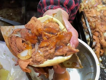脏摊的诱惑实在是大~肉夹馍加煎蛋才五块~分量也足,大家一块逛吧~#妈呀太香了 #脏摊 #路边摊美味 #人间烟火 #街头美食