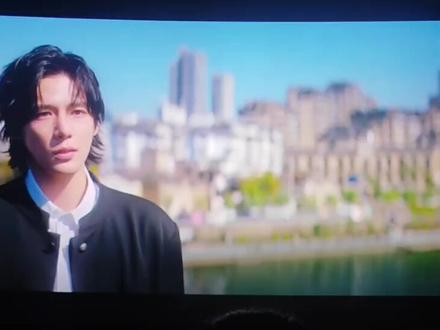 #520约会首选电影《错过了,遗憾吗?》冲王安宇去的,出现得有点晚,潦草啦! #520约会首选电影《错过了,遗憾吗?》 讲的是女主男朋友给她甩了说自己有双向情感障碍但是是他其实没有就是要分手,其实男朋友是骗她的,然后女主失恋就放纵疯狂,认识一个酒吧老板老登,差点一夜情但是突然幡然醒悟醒酒了,后来又在咖啡厅里认识一个小登19岁拿人家当游戏搭子一起玩乐,然后小登想告白她看见人家写的字有错别字就下头了,然后一直躲这小登,后来不想混混噩噩了就回老家了,然后遇见crush了喜欢人家但是人家也是有心理疾病后来怕喜欢上女主就不告而别了,约好一起去追云,结果男主自己先去了,女主又难过了,后来crush说喜欢女主,但是女主说很遗憾你错过了我的喜欢,就这样女主选择和闺蜜回杭州创业了