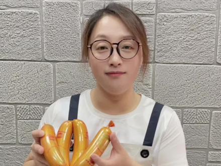 自己做的香蕉火腿肠嘎嘎香,比外面买的好吃多了#妈呀太香了 #好吃到停不下来 #真材实料才能做出好味道 #抖音美食推荐官 #在家做美食 @抖音美食达人助手
