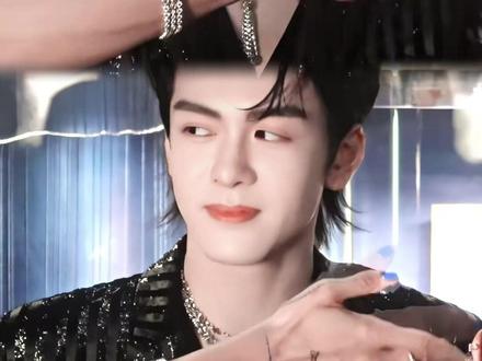 不知道的还以为少爷是来收购的#曾舜晞 #老钱风 #米兰时装周 #vogue盛典