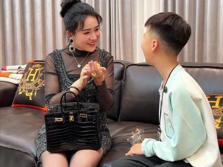 菲姐家里十个保姆,保姆亮亮的小孩菲姐当亲侄子对待 #艾小菲 #护肤 #保姆 #记录真实生活