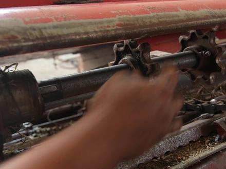 别再说为了更换个链节,把割台拆开了。你们要的后续。保养检查这台福田70#小麦机割台的过桥主动轴、木条托板、过桥轴、搅龙。#抖音农机 #2022新农新人计划 #手艺人 #农机维修