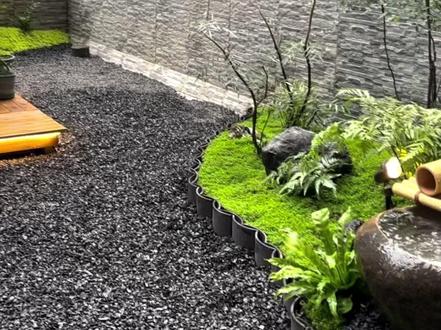 这4️⃣种能代替苔藓地被 你还不知道吗‼️ 这4款四季常绿地被植物,亲测好养又便宜,苔藓“平替”王者来了!
🌱① 中华景天 · 懒人首选
零下1度也绿油油,耐寒耐旱不娇气!
春夏还会开星星点点的白色小花~
适合填石板缝、铺坡地,雾蒙蒙的浅绿色像软软的地毯✨
🪴② 爱尔兰苔藓 · 日式庭院感
看着像苔藓,其实比苔藓坚强10倍!
耐轻微踩踏,庭院小路随便走~
做枯山水、石缝点缀都超有韵味🌿
❄️③ 新西兰半边莲 · 生存王者
-20℃冻不死,30℃热不蔫,生命力爆表!
同样耐踩踏,还会开精致小花朵
好看又皮实,新手闭眼入✅
💛④ 金叶过路黄 · 爆盆小能手
匍匐生长超强势,半年铺满1平方!
越晒叶片越金黄,亮眼又治愈
边缘瑕疵、楼梯缝隙种它,瞬间变好看~
💰最低不到10元一盆
四季常绿+耐造+颜值在线
花园、阳台、石缝统统能拯救!
#花园改造 #地被植物 #苔藓平替 #四季常绿 #植物