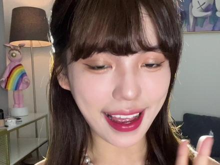 雀友们,超显白不掉色的 绝!美!发!色! 评论区唠一唠~
#染发 #神仙发色 #显白