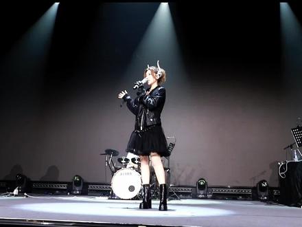 Eric老师@Eric496 用吉他来演绎男声,和Lily姐@陈洁丽(南京/成都/北京演唱会巡演) 一起合作的《尘曦》舞台真的太沉浸了,火麟飞一出场,宿命感拉满,尘与曦之恋~
#陈洁丽#你happy我也happy #神级现场