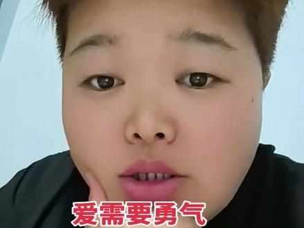 @豆包: 爱需要勇气,被爱需要运气🍀。《给阿嬷的情书》它的情节淡淡、细腻又真诚,仿佛“在满是预制菜的时代里,突然给我端上一碗小火慢熬的汤”。爱情线里,一封封书信传递着思念,无声胜有声。从前车马很慢,慢到一生只爱一人;一纸侨批,半生南洋,纸短情长,情义无疆~ #电影给阿嬷的情书凭什么刷屏 #给阿嬷的情书 #给阿嬷的情书电影 #从前车马慢书信远一生只够爱一人 #独处