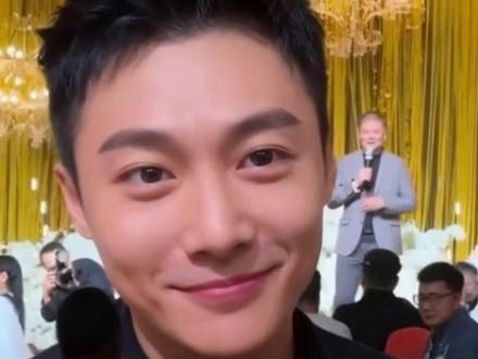 2026年2月11日,德云社京剧演员陶阳与麒麟剧社刀马旦胡嘉博在北京德云红事会馆举行婚礼。新娘抛捧花环节中,花束被刻意投向宾客席中的郭麒麟,引发全场催婚热潮。郭德纲作为证婚人调侃“专门带大林来学习结婚”,主持人高峰则高喊“下一个该你了”,郭麒麟以天津方言笑称“你们攥我”回应。#演出现场视频分享给大家 #现场感染力太强了 #音乐现场 #明星现场 #互联网资讯