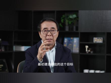 白春礼:科学的基础研究对突破卡脖子技术非常重要 摩尔定律一直是芯片制造领域的“铁律”,每18-24个月,随着芯片上的晶体管数量翻一番,芯片的性能翻倍、成本减半。加上光刻机技术限制,这都成为限制算力发展的问题。那么如何突破这样卡脖子技术呢?基础的科学研究是关键。量子力学能否成为破局关键?一起来听白春礼院士的分享! #华为芯片 #半导体 #韬定律 #科学 #量子力学