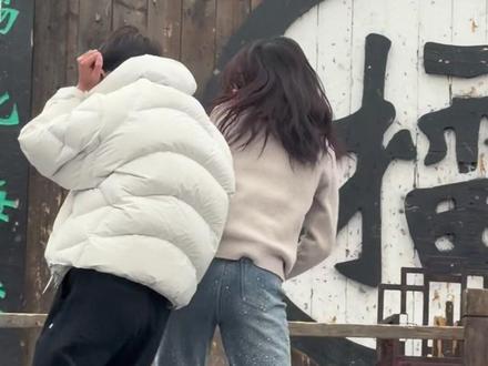 彬彬和眼镜美女斗舞 彬彬根本不是对手啊#来万岁山武侠城看斗舞了#万岁山老嫂子