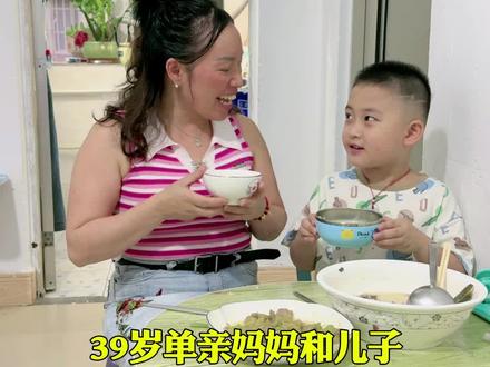 39岁单亲妈妈和儿子560元的出租屋生活,一天消费16元的真实生活#记录真实生活 #单亲妈妈 #日常vlog #出租屋的生活