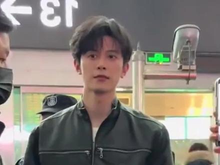 邓凯走机场好像逮捕现场 #邓凯 #邓凯火了但还没适应 #娱乐评论大赏