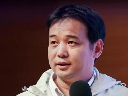 众擎T800,为颠覆而生:
以 “全栈自研 ”与“ 十年匠心”,走一条“重、硬、慢”的颠覆之路——机器人不是科幻电影,而是工程师关节里蓄满的能量。
产品定位:T800 并非迭代,而是为颠覆而来,将“铁甲钢拳”般的想象照进现实。
技术路径:坚持 “全栈自研” ,打破行业创新枷锁,核心在于对关节、能量与运动的极致掌控。
精神内核:以 “十年磨一剑”的匠心 做产品,不求速成,强调长期深耕与硬核积累。
团队致敬:150余位工程师是基石,见证 “众志成城” 的组织力与执行力。
众擎作为 “破局孤勇者”——不追随风口,而是以硬核实力重新定义赛道,勇立潮头。具身行业颠覆创新者和坚守「十年磨一剑」匠心的破局孤勇者!勇者无敌,百战百胜!
众志成城,出手不凡!@众擎机器人 #腾讯RoboticsX实验室 #众擎机器人#科技 #赵同阳