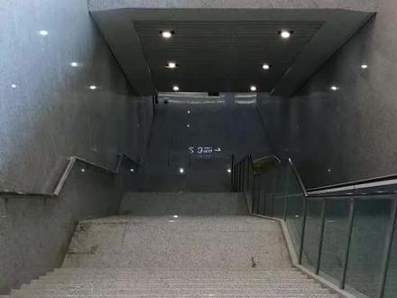 朋友们请随着我的镜头,我带你从高铁🚄鸡西西站候车大厅是通过地下道,走到站台🚉来乘车的。
