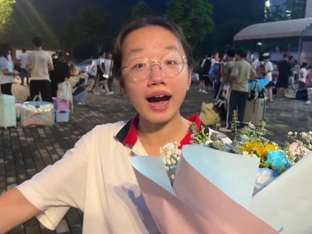 小姨子高考结束,显眼包姐夫在校门口准备大惊喜,妹妹看后都蒙了 #高考结束后的仪式感 #2024高考