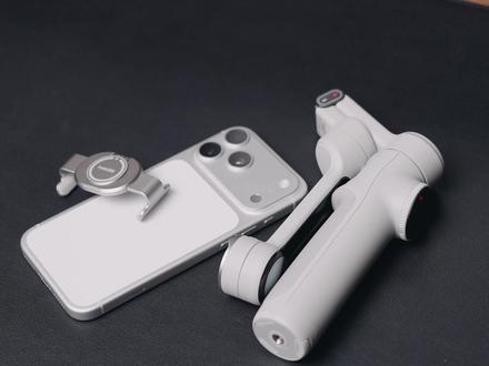 iPhone17 Pro+手机稳定器=超绝Vlog组合🔥 📸今年是冲着iPhone 17 Pro Max的影像能力升级的手机,让我非常好奇的就是ProRes RAW和Open Gate模式。
为了更好的发挥iPhone 17 Pro Max的视频拍摄能力,手机稳定器我觉得是必备的配件了。
因为,Open Gate是一点儿防抖都没有,不上三脚架或者稳定器,完全没法拍。
-
📝Insta360的Flow 2 Pro的防抖表现,目前用下来觉得还是很棒的,我已经用这个组合拍摄了视频素材,明天就跟大家分享样片。
此外,它原生支持苹果原生追踪功能,可以直接用于人物追踪拍摄,自拍Vlog也不求人啦!
还有很多细节功能都在视频里介绍了,大家可以看看哦。
-
#影石insta360 #影石flow2pro #iphone17promax #手机摄影 #手机稳定器