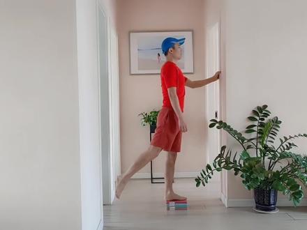 每天坚持甩腿5分钟,促进膝盖滑液流动,疏通血脉,养护膝关节