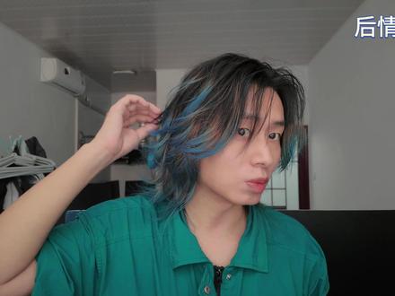 为什么你要用发胶发蜡 希望抖音的朋友能帮忙评论一下,因为有个创作权限需要互动粉丝1W的要求,想开通.
视频使用的产品这里没有,所以橱窗里挂的别的,也是我之前用的,可以放心.都很好用.
总结一下发胶发蜡的逻辑
发胶强定型,且干爽,简单快捷。
发胶有定型效果,会变硬,所以也能增加头发的硬度(表面),之后用夹板头发就会很听话,大部分博主为了展示自己对夹板的控制力,都这么做,有的也不跟你讲,所以看夹板教程之前需要先确认对方是不是发胶打底了,不然落差还挺大的。
我不推荐长期这么干,个人体验下来伤头发,短头发如果剪的勤也就还好,长发发质影响确实挺大的。
但发胶干的太快了,所以调整发型需要喷一下调整一下,理发师给别人这么做尚且可以,自己这样太累了。
既然如此,那就有了发蜡,湿性,好涂抹,易调整,干了有一定硬度,但不如发胶硬,所以短发有可能只靠发蜡出形状并定型(短发重量轻,干的快),但长发很难。
天然的头发表面太光滑了,所以很容易贴头皮,发丝之间的间隙不够大,就不够蓬松,而发蜡均匀沾染,可以让发丝之间变黏,增加阻力,就不容易直接滑落成自然方向,方便你调整,最后再用发胶进行快速定型,避免在发蜡未干的时候发型被扰乱。
科学角度上白天用产品晚上你应该洗头。
但是我懒,我个人事实上用了发胶发蜡晚上也不洗……,虽然头发滞涩其实有点不舒服,但我实在懒得洗头了。
有问题可以评论区互动,看到的基本都会回复,有共性的问题也会做成短视频解答,未来会出发型复刻,如果有想看的发型也可以评论区留言.
#男生发型 #是你们目前的发型嘛 #狼尾 #直板夹