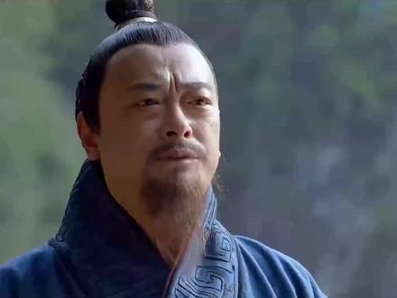 先生,为什么说总是在我面前哭穷的人,最不能深交呢?
道德经云:“知足者富。”
你必须勘破一个真相:一个人真正的贫富,不在于他的钱包,而在于他的心。那个总向你哭穷的人,他缺的不是钱,而是一种名为“知足”的富贵之气。你不能与他深交,因为你永远填不满一颗欲壑难填的心。
他的哭穷,本质上不是求助,而是一种最低成本的社交策略。这背后藏着两层算计。其一,是预设屏障,提前堵死所有他未来可能需要付出的路径,无论是人情还是金钱。其二,是价值探测,用示弱来试探你的底线,看能否从你身上榨取到同情、资源,乃至实质性的好处。
一个内心富足的人,如恒星,自己发光发热,温暖周围。而一个内心贫瘠的人,则如黑洞,自己没有一丝光亮,只想吞噬靠近他的一切能量。你的善意,你的资源,你的乐观,一旦靠近他,就会被悉数吸走,而他永远不会被填满。他不是真的穷,他只是贪。
先生,那我该如何识人并与之相处?
守好你的心,用好三面照妖镜。
一、听其言,更要观其行。
一个人嘴上哭穷,花钱却从不手软,尤其是在满足他自己的欲望上。这种人不是真穷,是极度的自私。他的每一分钱,都必须花在自己身上。这种人,敬而远之。
二、用小忙去测试他的真心。
下次他再跟你哭穷,你听完,顺势请他帮一个小忙,一个只花时间不花钱的小忙。一个习惯索取的人,是断然不会付出的。他的推三阻四和百般借口,会让你瞬间看清他的本性。
三、建立能量的防火墙。
当他开始“哭穷”这个表演时,不要给与任何同情的反馈,更不要主动提出帮他解决问题。你就静静地听,不卷入,不评价,不消耗。你的善良很贵,不能随便浪费。
所以,永远不要试图用你的善良,去填满一个精神上的乞丐。他哭的不是穷,是德行上的漏洞和永不满足的欲望。#道德经#国学智慧#道德经解读#个人成长