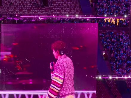 当看张杰演唱会与喜人奇妙夜梦幻联动!!没上小火车的酷滕,扭的像麻花的婶儿,可爱的囡囡,激动的嘉诚,高冷的李飞,刚放学的吕严,不宁不宁的大铁男,还有喊的嗓子冒烟的我#张杰演唱会 #喜人奇妙夜