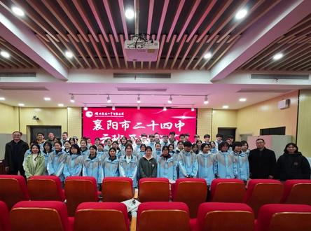 名校赋能展宏图丨襄阳二十四中智慧云校班开班!
为了积极响应国家推动优质教育资源均衡化政策,牢牢把握教育信息化、人工智能、大数据技术发展机遇,打破传统教学壁垒,让学生在家门口就能享受顶尖教育资源,提升学校整体教学质量与竞争力,襄阳市第二十四中学积极引入教育强校襄阳四中智慧云校,并在龙门楼一楼报告厅举行云班开班仪式。
通过智慧云校,我校的莘莘学子将得以在本校同步领略襄阳四中名校名师的卓越风采,沉浸式体验优质人才培育模式。我校将以云班作为教学革新的主阵地,把培养学生高效学习能力视为关键任务,精心整合各方资源,为学生搭建起一座通往知识殿堂的桥梁。从基础夯实到能力拓展,从知识传授到思维启迪,提供全方位、多层次、宽领域的名师教学指导。(剪辑:方林 素材:王梦凡 审核:卢佳鑫)#智慧云校 @襄阳市第二十四中学