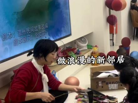 搬新家给邻居们送了花和手写卡片橘子和桔子,祝邻居们花开富贵大吉大利,心想事成!