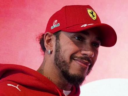 F1巴林大奖赛第二次自由练习赛后总结:
1. 迈凯伦 强势领跑
•奥斯卡·皮亚斯特里以1:30.505的成绩排名第一,领先队友兰多·诺里斯0.154秒,包揽前两名 。
•迈凯伦的优势显著,第三名的乔治·拉塞尔落后皮亚斯特里0.527秒,其他车手差距更大 。诺里斯称这一优势可能部分源于对手未开启高功率引擎模式。
2. 红牛陷入困境
•马克斯·维斯塔潘仅列第七,落后皮亚斯特里0.825秒,直言赛车“太慢”,缺乏抓地力且长距离表现不佳 。
•新晋红牛车手角田裕毅排名第18,落后维斯塔潘0.694秒,抱怨车队沟通混乱和赛车调校问题 。红牛顾问赫尔穆特·马尔科也承认速度不足。
3. 中游集团竞争激烈
•梅赛德斯:拉塞尔和新人安德烈亚·基米·安东内利分列第三、第五,但差距明显 。
•法拉利:勒克莱尔第四,汉密尔顿第八,新车地板升级效果待观察 。
•小红牛新秀伊萨克·哈贾尔表现亮眼,排名第六,甚至快于维斯塔潘 。
4. 意外事件
•阿隆索因方向盘突然失灵被迫进站维修,录像显示其方向盘一度脱落。
•阿尔本在FP1阻挡队友被罚款7500欧元。
5. 赛道条件与后续展望
•FP2在夜间进行,气温约27°C,更接近正赛条件,而FP1的高温(35°C)导致数据参考性有限。
•迈凯伦的轮胎管理优势可能成为正赛关键,但诺里斯认为当前优势或被对手引擎模式掩盖。红牛需紧急调整以缩小差距 。
接下来赛程:
•三练(FP3):北京时间4月12日19:30(当地时间14:30)。
•排位赛:北京时间4月12日23:00(当地时间18:00)
#f1 #维斯塔潘 #汉密尔顿 #勒克莱尔#f1巴林大奖赛 @法拉利F1车队