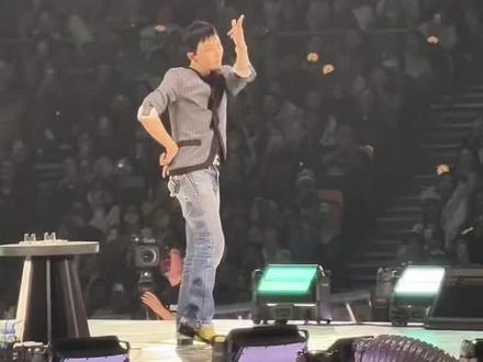 龙哥为了粉丝真的有种豁出命的感觉🤭首尔见面会上跳刀马刀马和女团舞 勾引人的事全干了 势必要把欠下的cha全来一遍哈哈哈哈哈(cr:见水印)#上热搜 #权志龙 #权志龙首尔粉丝见面会 #上热门🔥 #强烈推荐