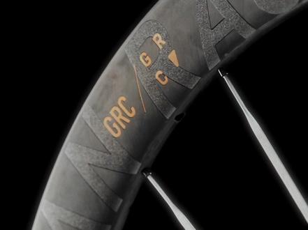 GRC X VOSO LITE | 2016 - 2024 回望初心 / 特别纪念版
GENTLEMAN RACING CLUB - LIMITED EDITION
VOSO LITE ULTIMATE 50+ 碳纤维轮组
自GRC创立以来,我们始终致力于打造「有趣」的骑行服体验。从工艺设计到版型的不断优化,从线上互动到线下服务,我们持续探索多样化的可能,力求在提供高品质骑行服的同时,赋予品牌更多情感与价值。
回望过去,「GENTLEMAN RACING CLUB」代表了我们的初心,而「GROW, REFLECT, CREATE.」则更好地传达了我们对未来的愿景。
此次,携手国内热门轮组品牌「VOSO LITE」,推出「GRC 2016 - 2024 回望初心特别纪念版轮组」,愿与大家同行,共同驶向美好未来。
#GRC #骑行 #公路车 #轮组 #骑行装备