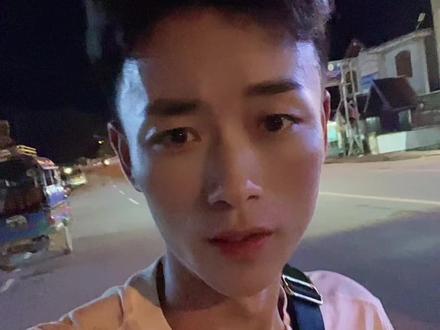 现在是老挝时间20:19 街上一个人都没有