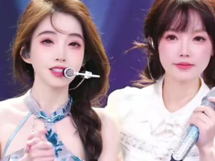 冯提莫停播近一年后复播,幽默回应隐婚生子,因癌症复发淡出视野 冯提莫回应停播近1年原因,主要有两点,第一是甲状腺癌症复发去治病休养了,第二是与原公司解约成立自己的公司提莫传媒,期间还幽默回应了人没了、隐婚生子等传闻,不得不说冯提莫的舞台业务能力太强了 #冯提莫 #冯提莫加入抖音直播 #冯提莫甲状腺癌 #网红 #娱乐评论大赏